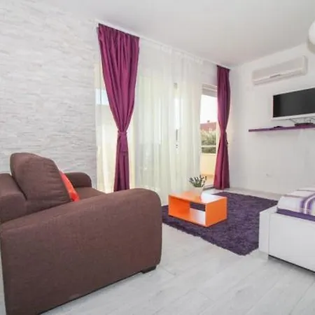 In Okrug Gornji With Terrace, Air Conditioning, Wifi, Washing Machine 5051-1 Trogir