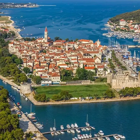 In Okrug Gornji With Terrace, Air Conditioning, Wifi, Washing Machine 5051-1 * Trogir